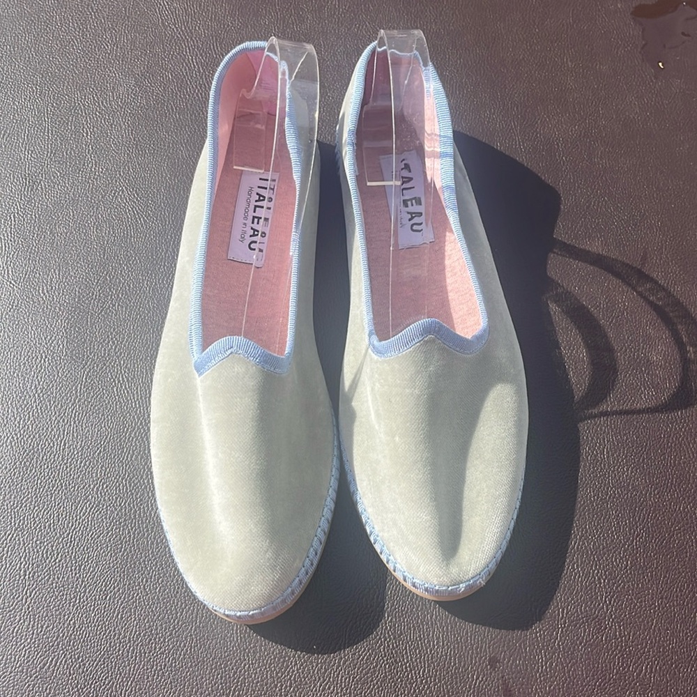 italeau handmade in Italy, beautiful flats New out box size 39 1/2